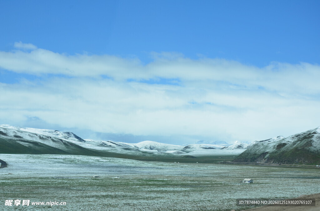 雪山下的开阔原野风光