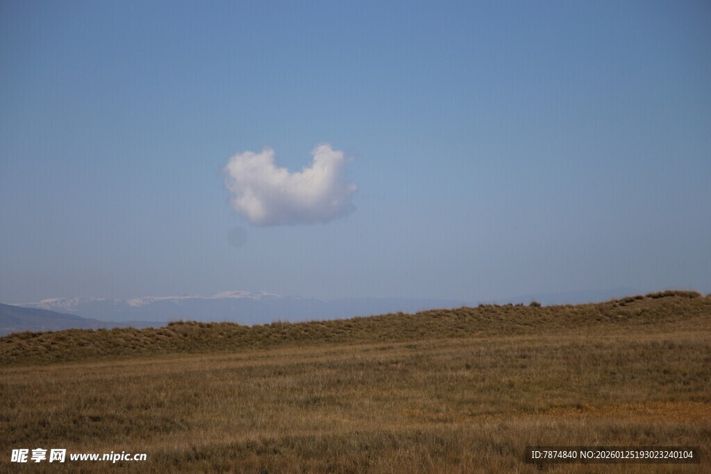 草原上空的独特云朵