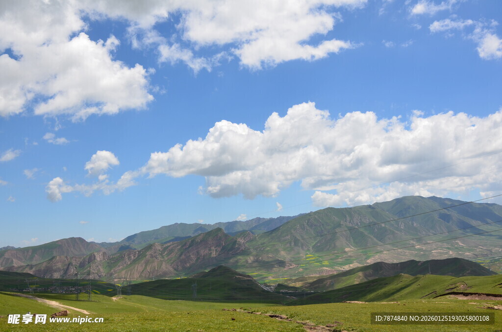 蓝天白云下的壮美山峦