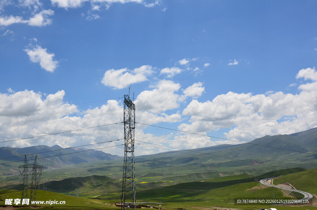 山间通信塔与秀丽风光