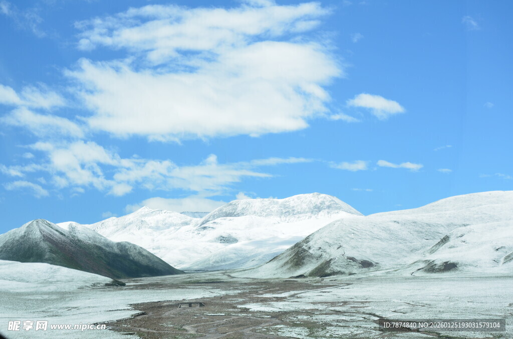 雪山蓝天壮丽自然景观