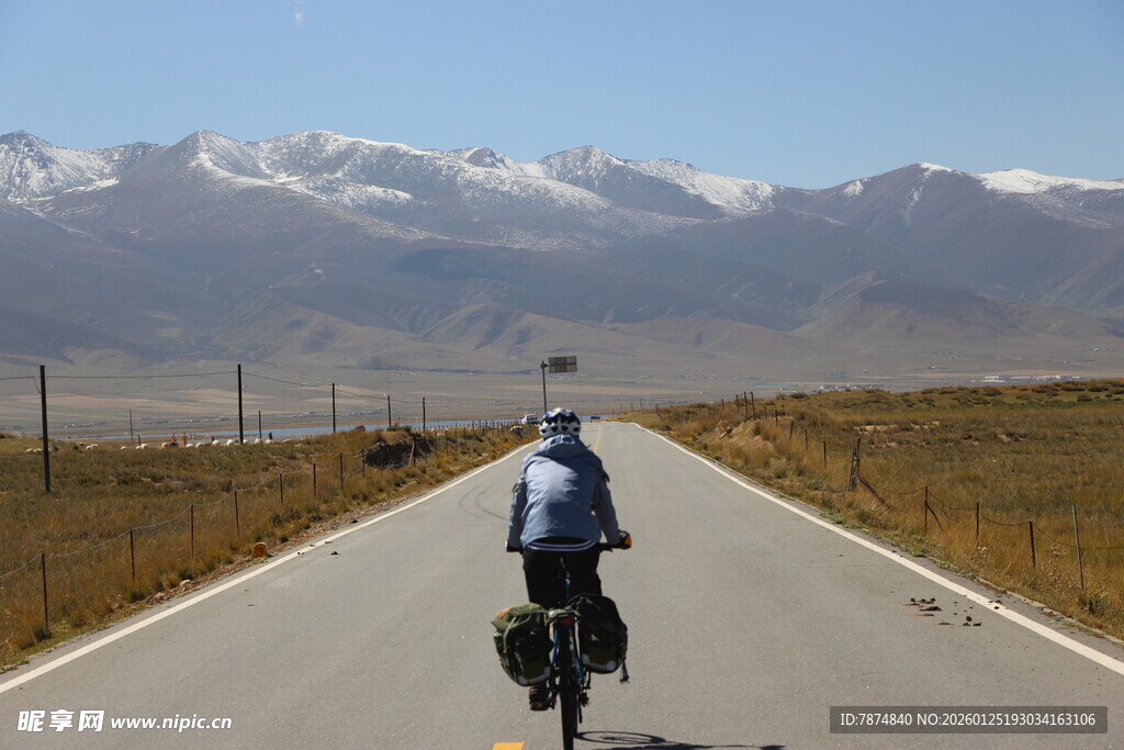 公路骑行者 远山相伴