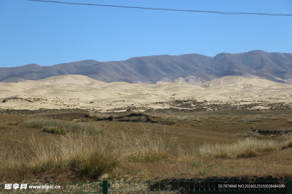 广袤原野与远处山峦