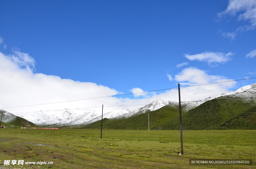 草原蓝天远山风景如画