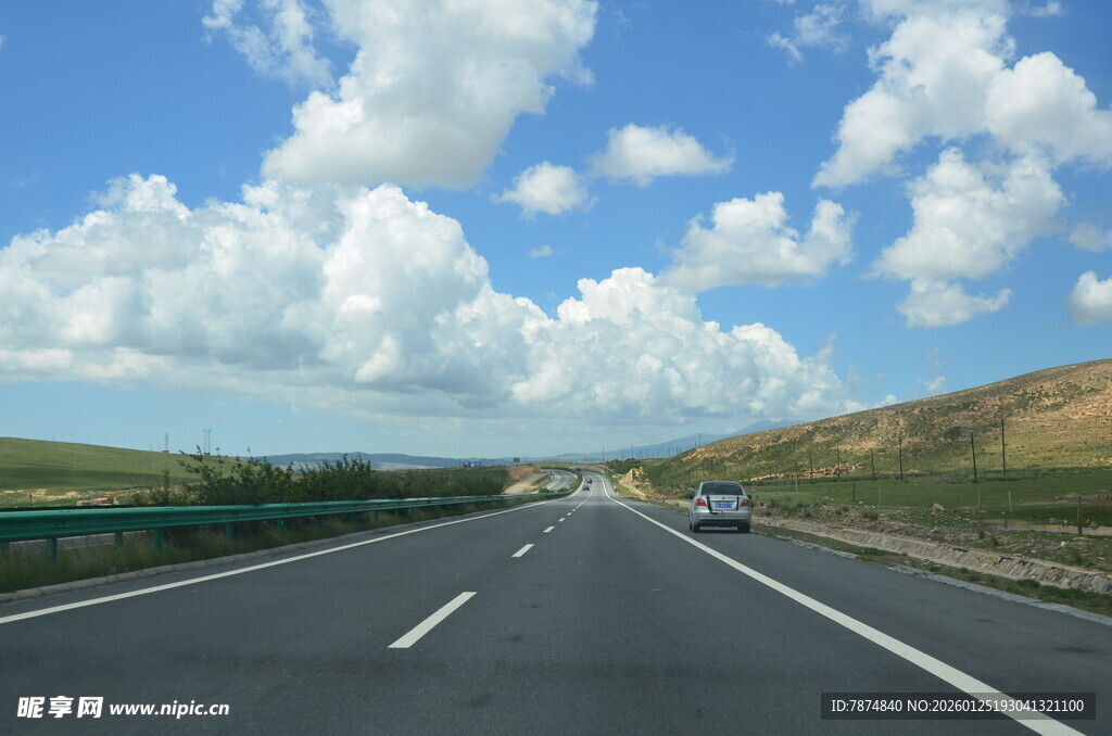 宽阔公路伸向蓝天白云