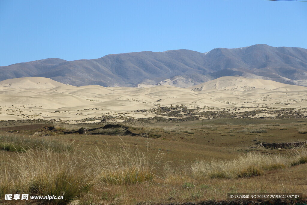 广袤荒原与远处山峦
