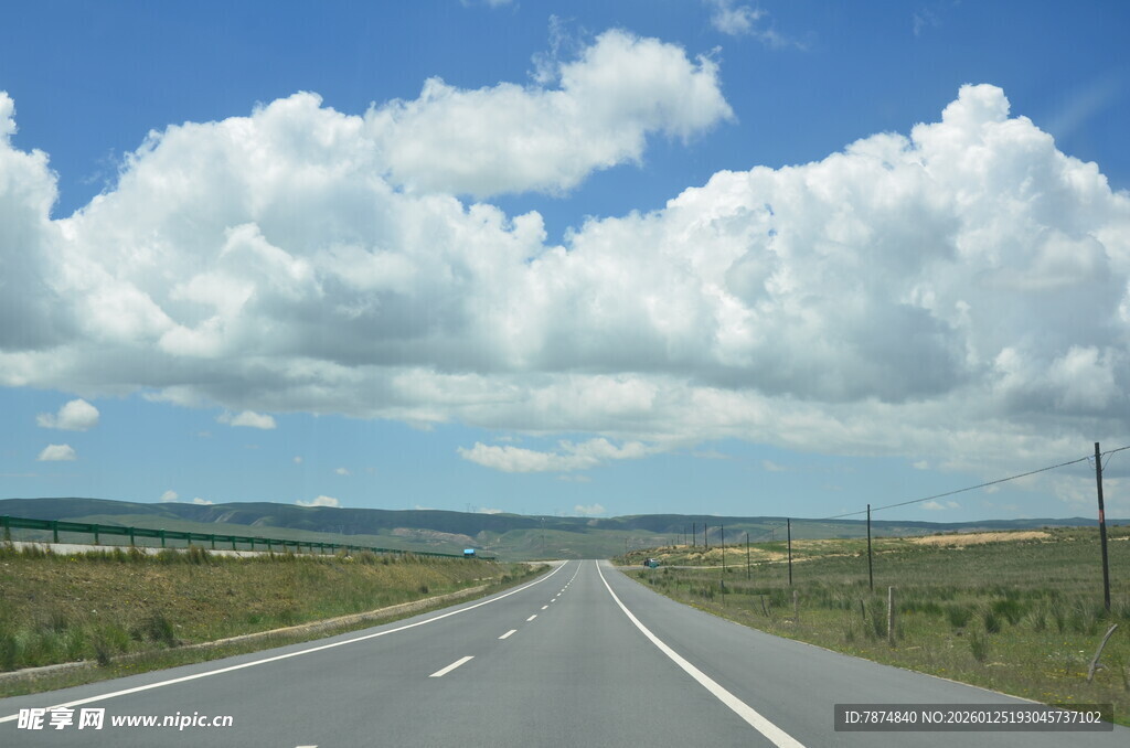 宽阔公路伸向远方