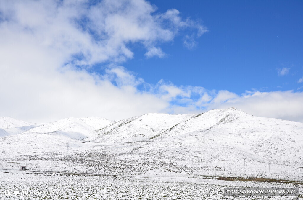 雪覆山峦 蓝天相伴