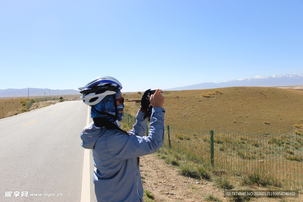 骑行者路边驻足拍照赏景