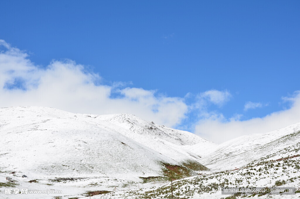 雪山美景 蓝天白云相伴