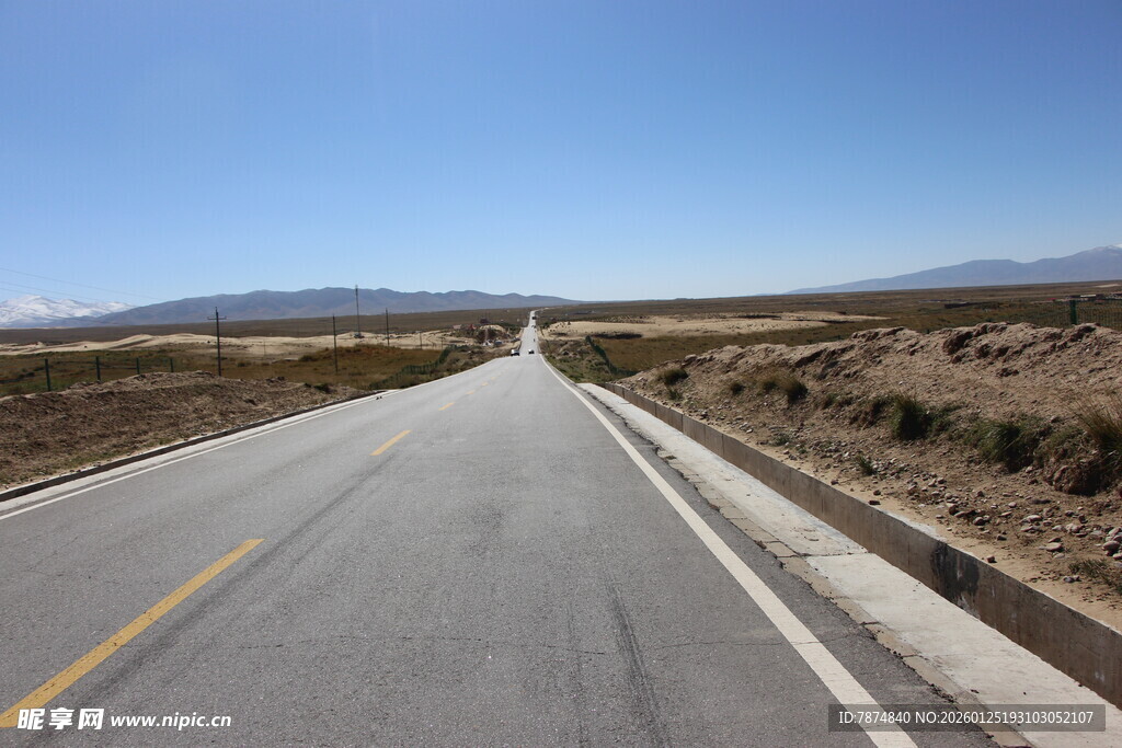 空旷公路伸向远方
