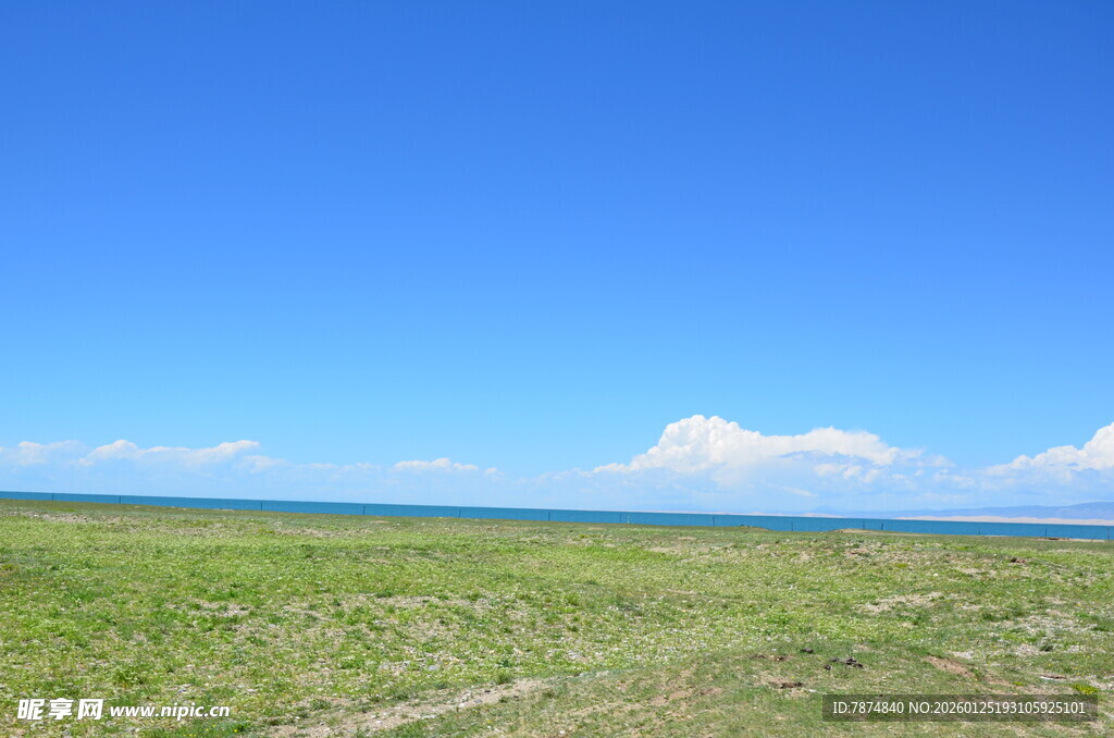 广阔草原与蓝天美景