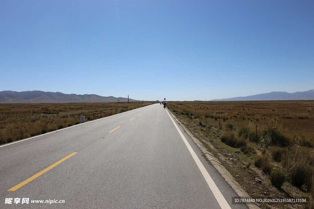 空旷公路延伸至远方