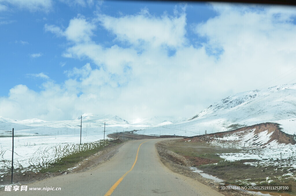 公路伸向雪山美景