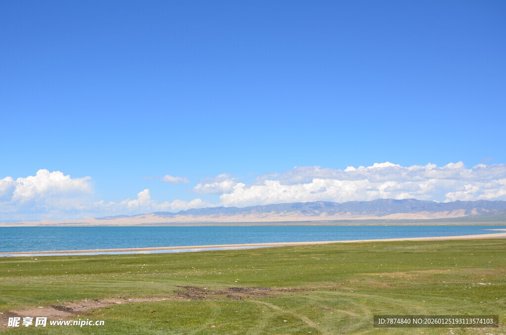 草原蓝天与远处水域美景