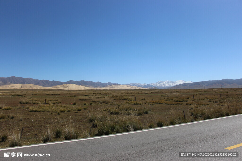 空旷公路旁的开阔原野