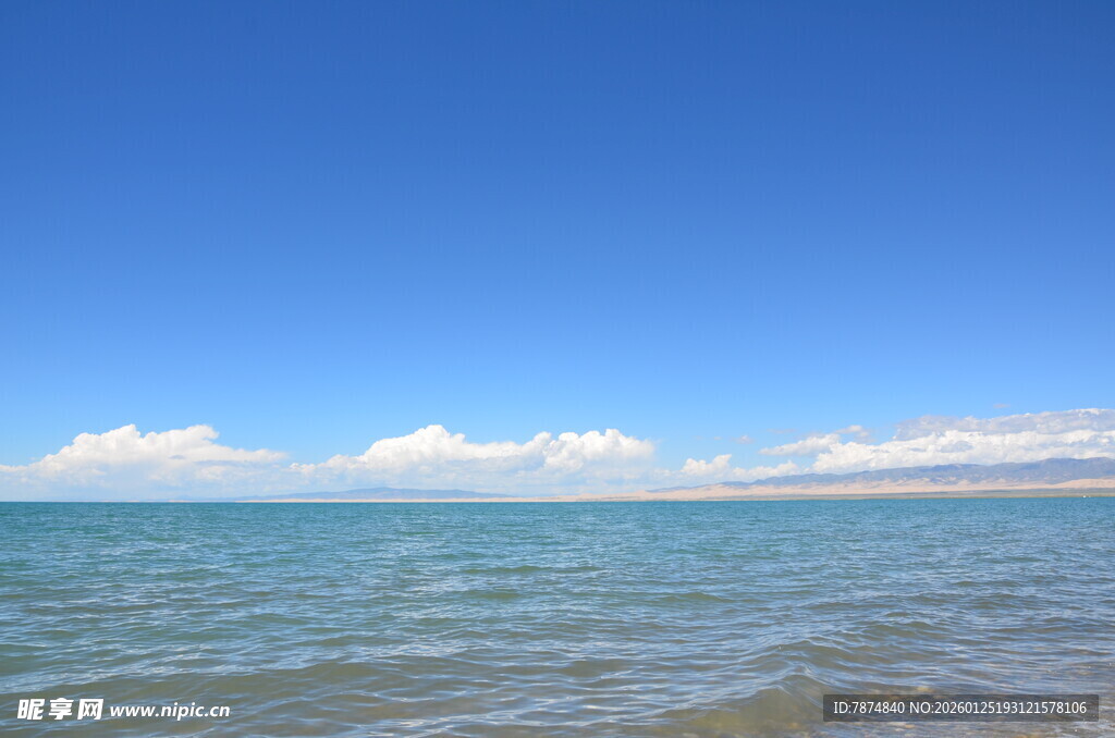 广阔蓝天与清澈湖水美景