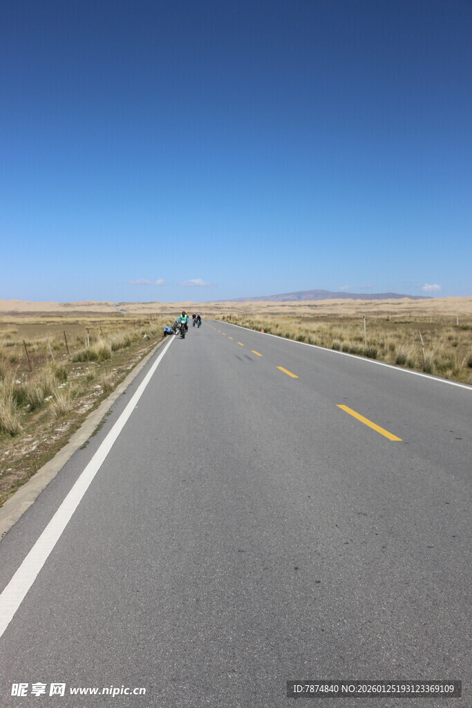 空旷公路伸向远方