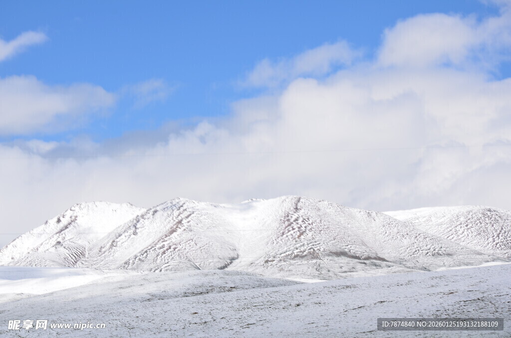 雪山蓝天壮丽自然景观