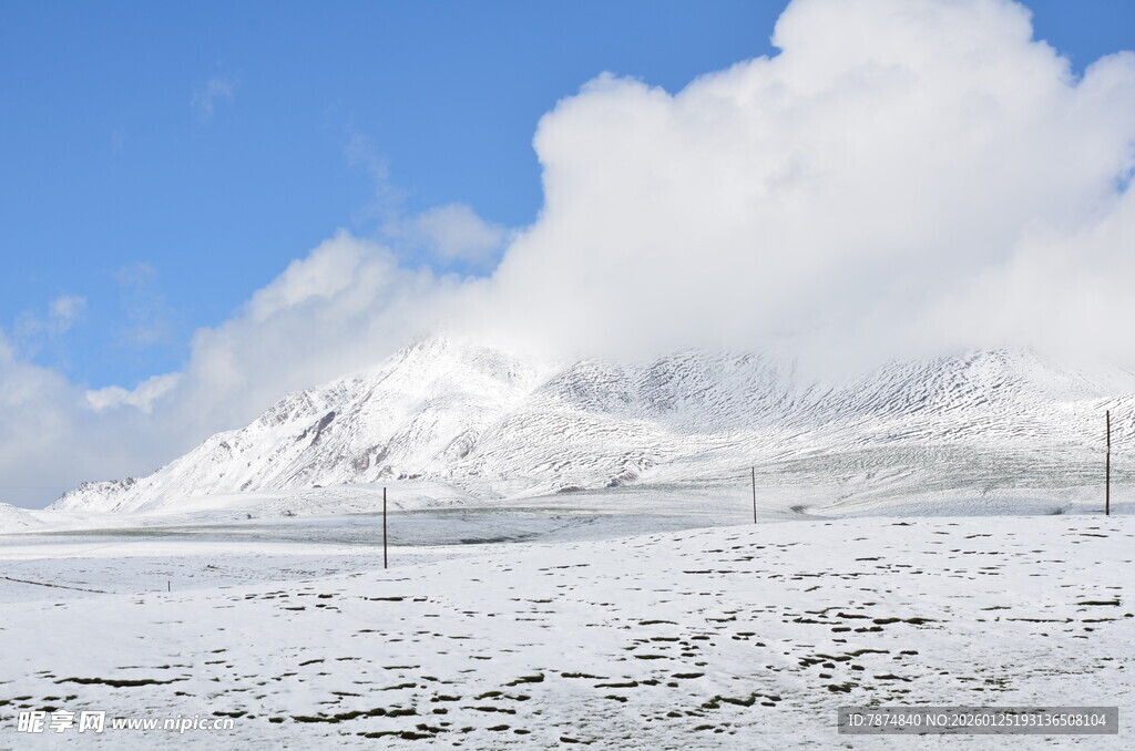 雪山云海壮丽风光