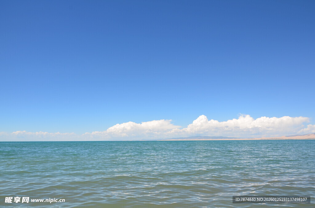 蔚蓝大海与天际白云
