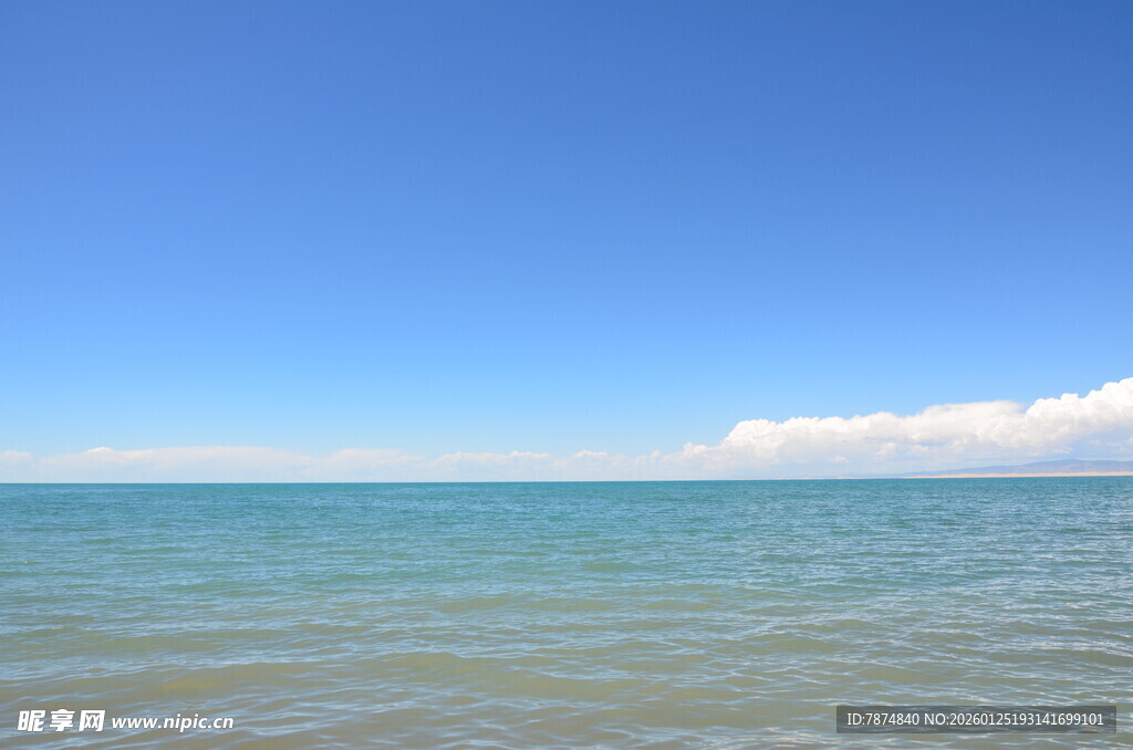 蔚蓝大海与晴朗天空美景
