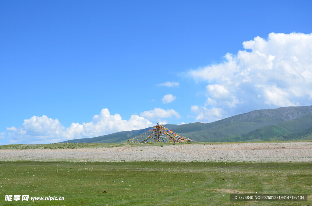 草原上的土堆与蓝天白云