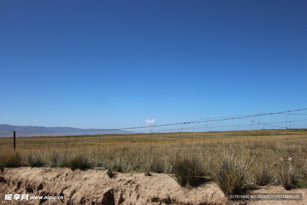 旷野围栏边的开阔风景