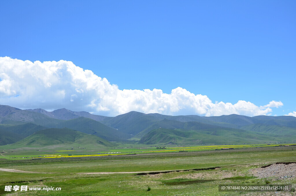 草原蓝天远山风景如画