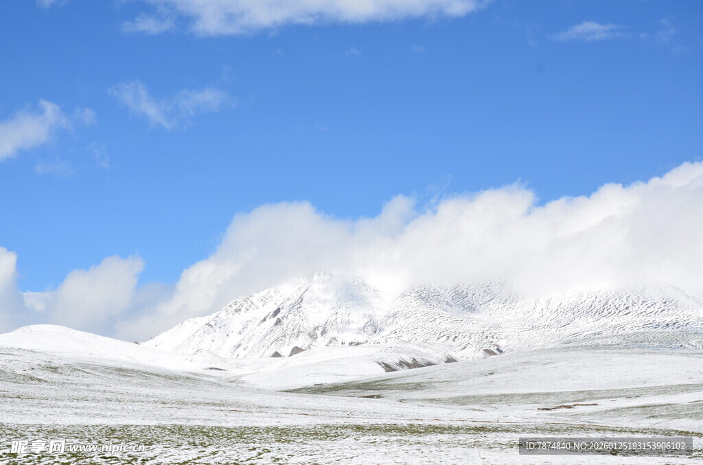雪山蓝天美景