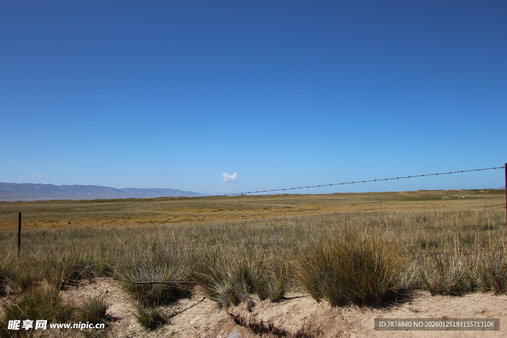 广阔旷野蓝天风景图