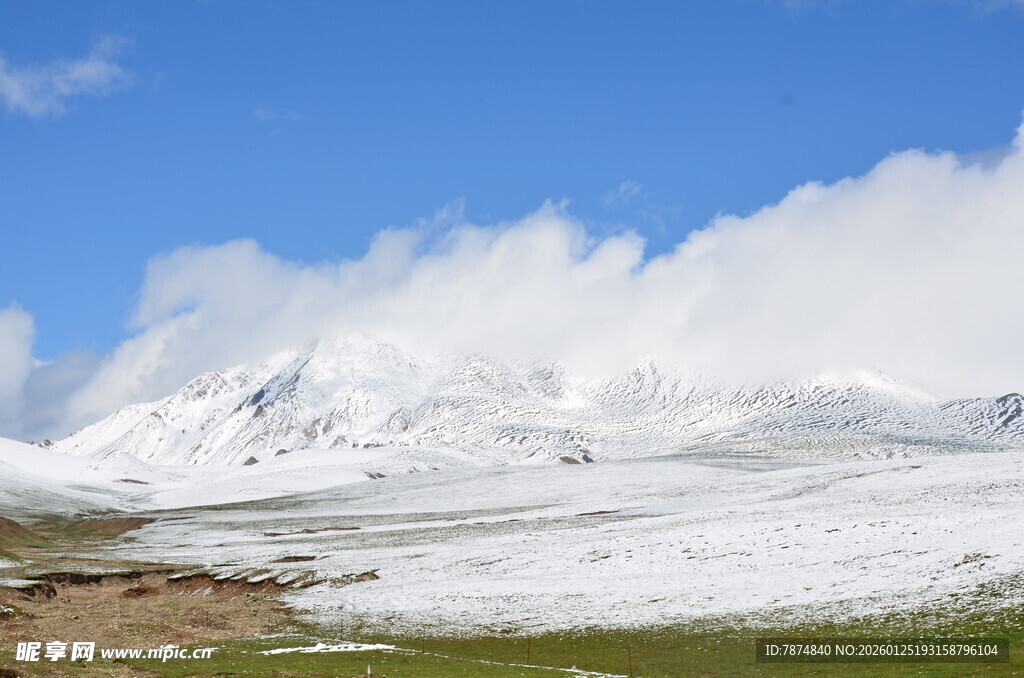 雪山草原蓝天壮美风光