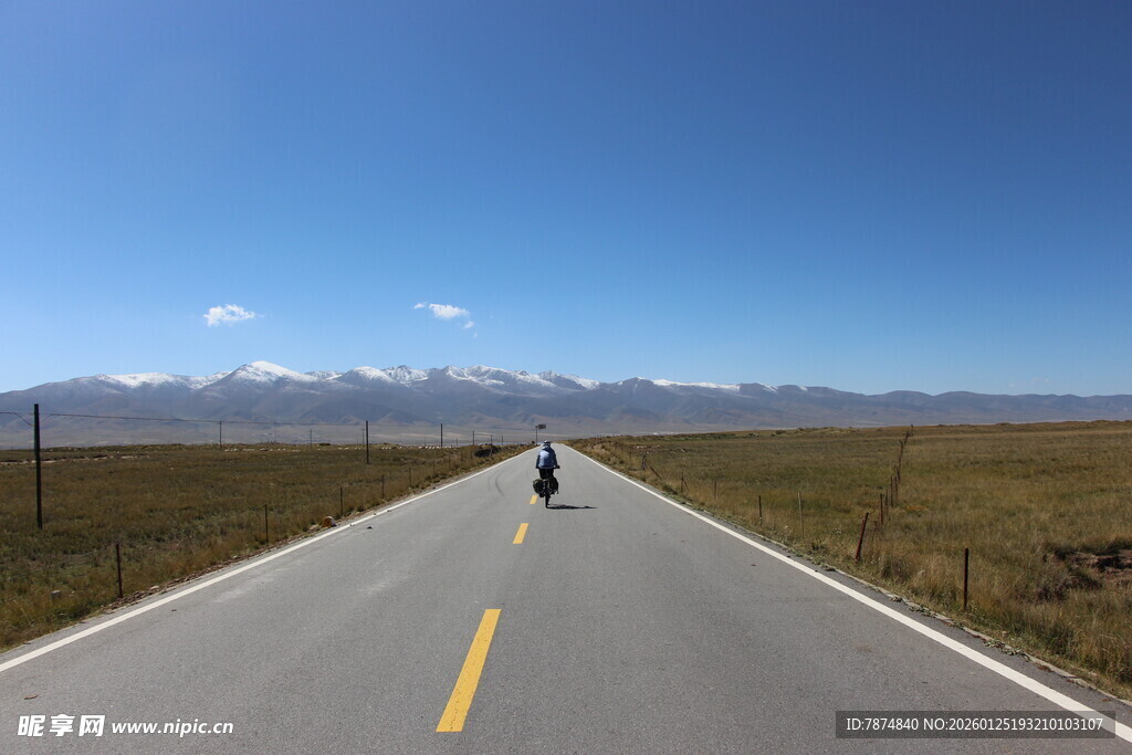 公路骑行者 远方雪山蓝天