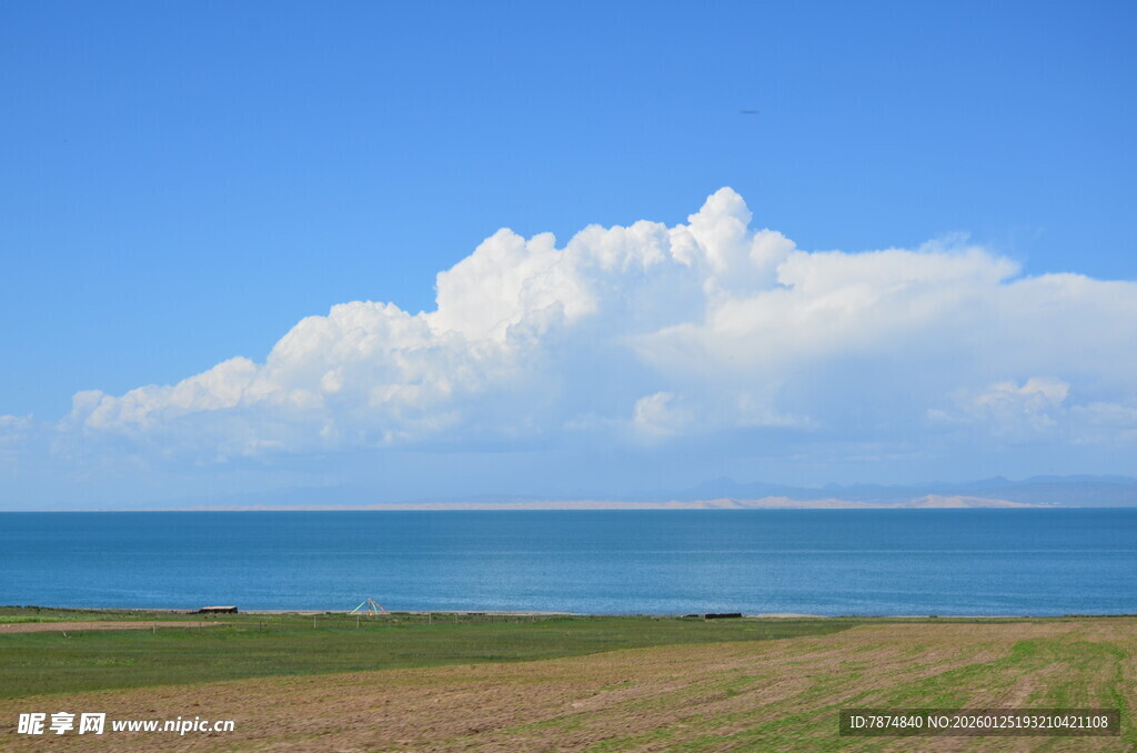 海边蓝天草地美丽风光