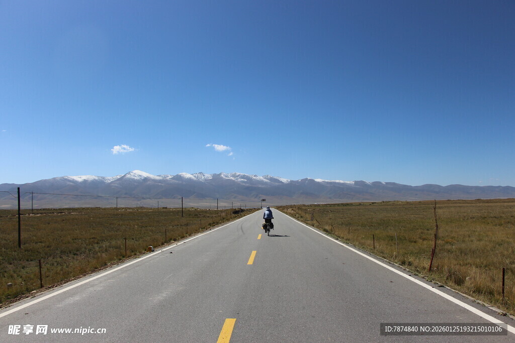 公路独行 远方山峦蓝天