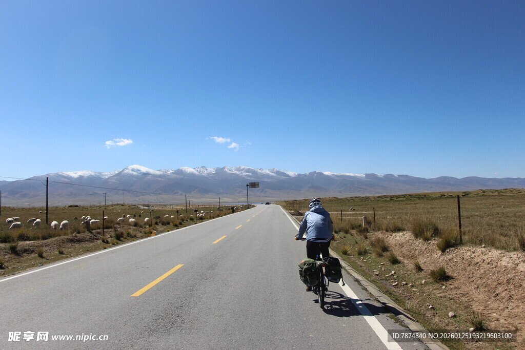 公路骑行者 蓝天白云相伴