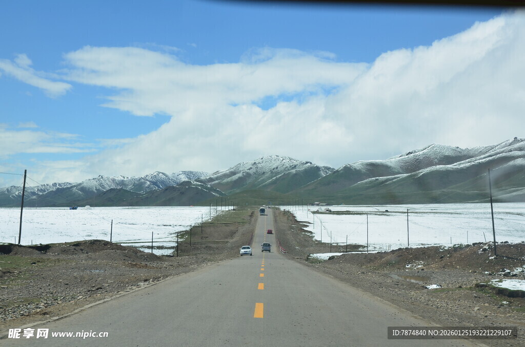 旷野公路通向雪山蓝天