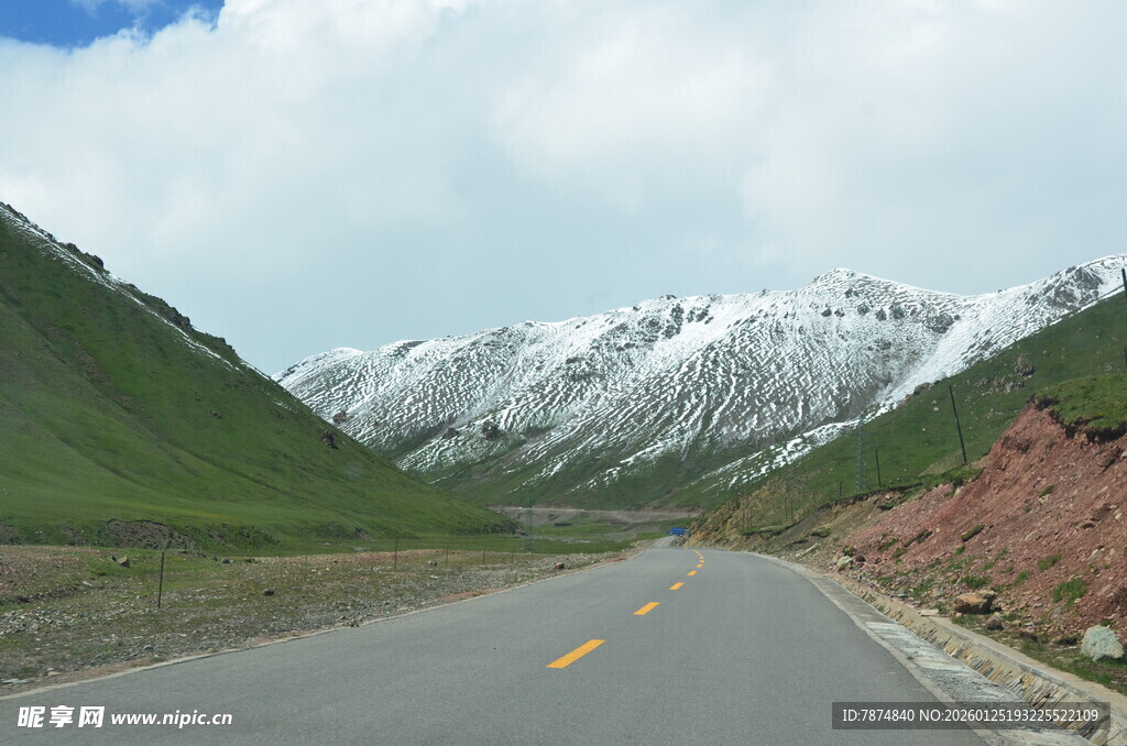 雪山下的公路美景