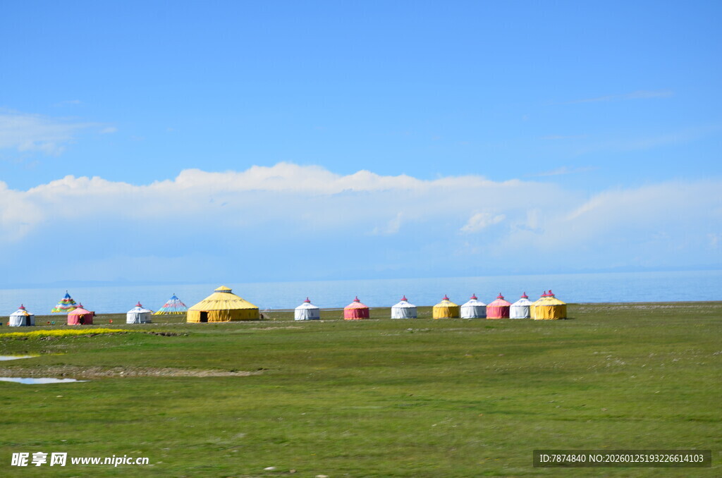 草原上多彩帐篷风景