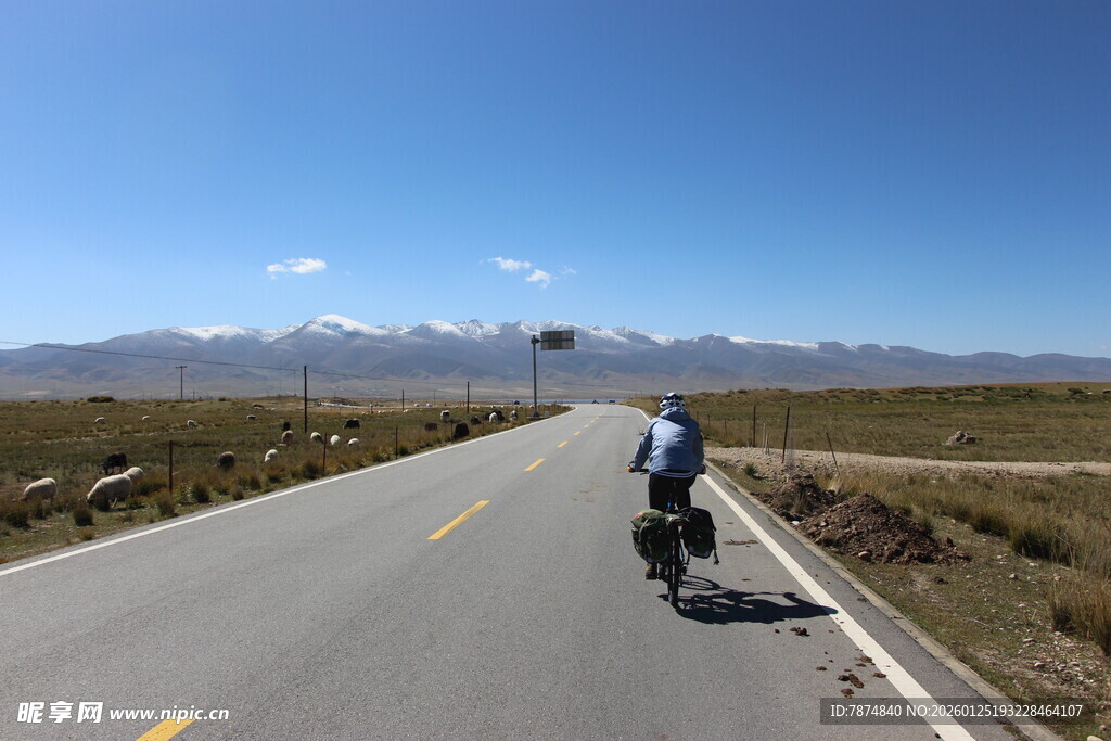 公路骑行者 蓝天远山相伴