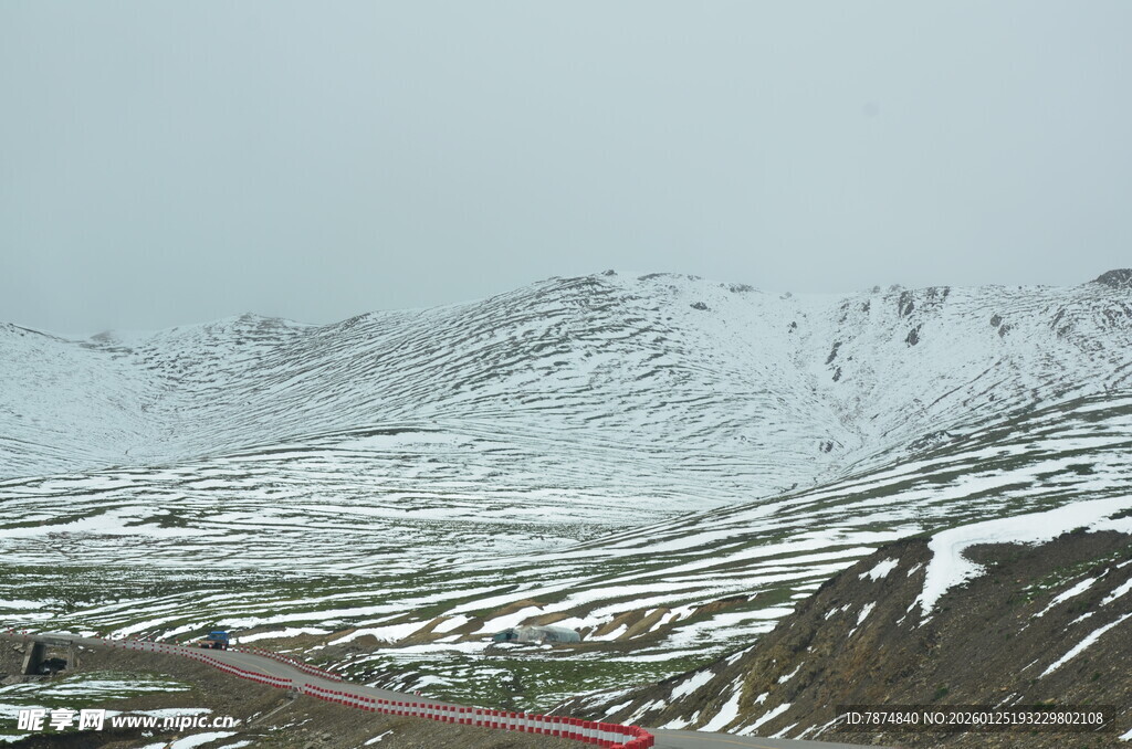 雪山下的蜿蜒公路