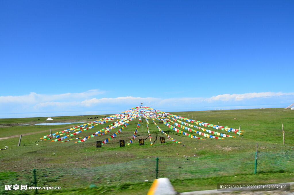 草原上的多彩经幡阵