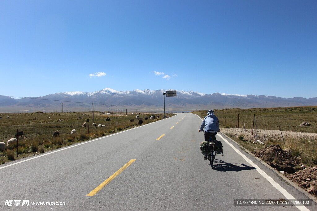 公路骑行 远方雪山美景