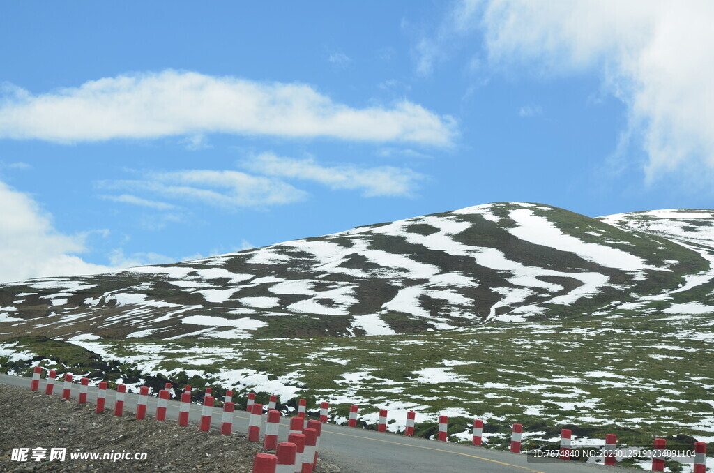 雪山下的多彩帐篷景观