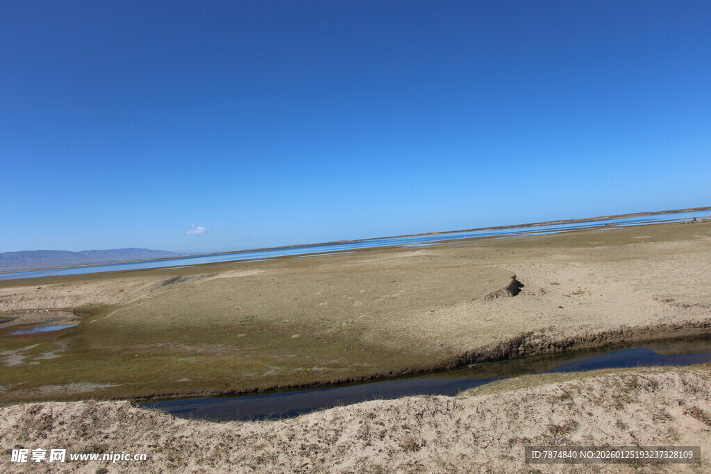 广阔荒原中的孤独身影