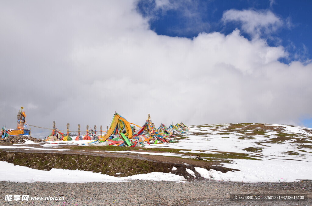 雪山下的彩色经幡景观
