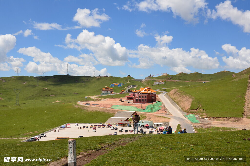 草原上的施工建设场景