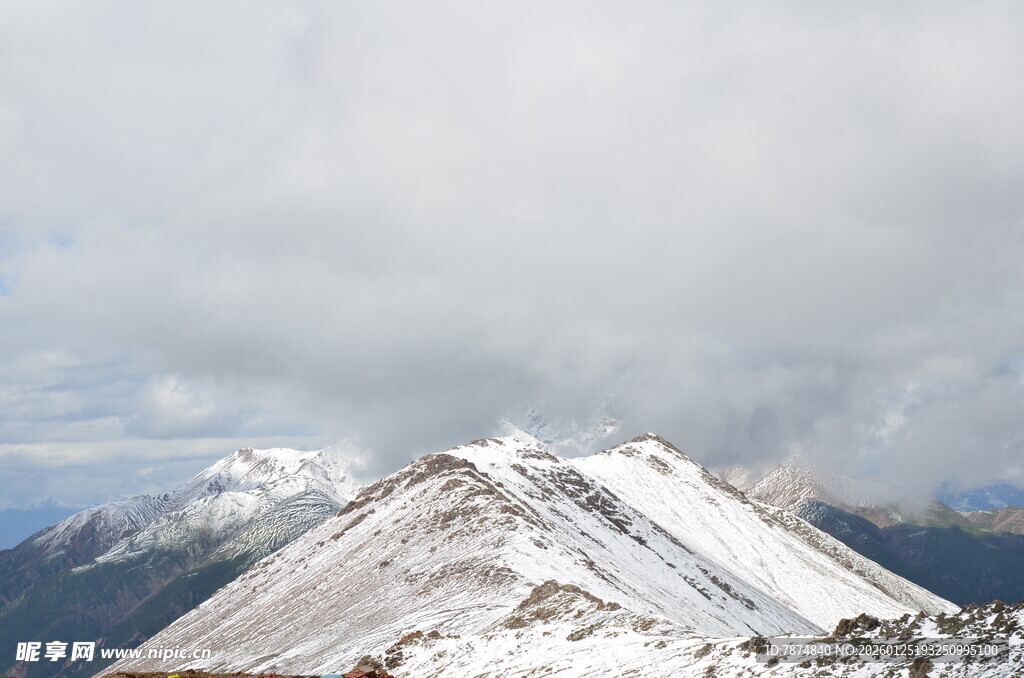雪山之巅壮丽景致