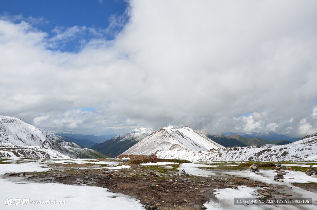 雪山风光 蓝天白云相伴