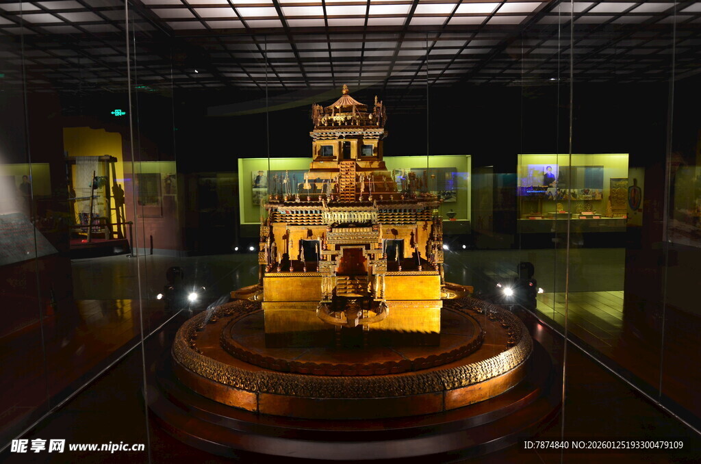 博物馆内的精美金色展品